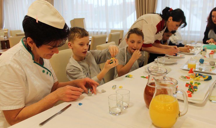 Kids from the children’s home in Písek spend a creative afternoon at the Clarion Congress Hotel Česk